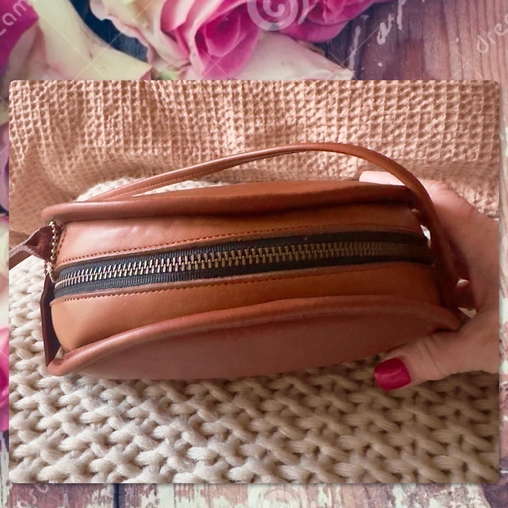 VINTAGE COACH KIMBALL HALF MOON BRITISH TAN CROSSBODY BAG
9911 - Picture 8 of 17
